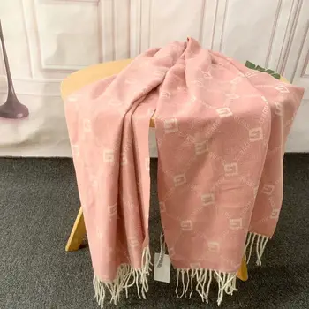 Розов шал с пискюли с логото на