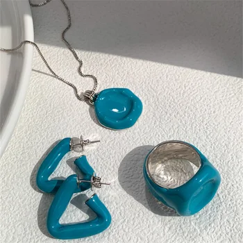 Кръгло неправилна форма колие с млечно-сини емайл, пръстен с капкова глазура, триъгълни обеци, модни маркови бижута и аксесоари